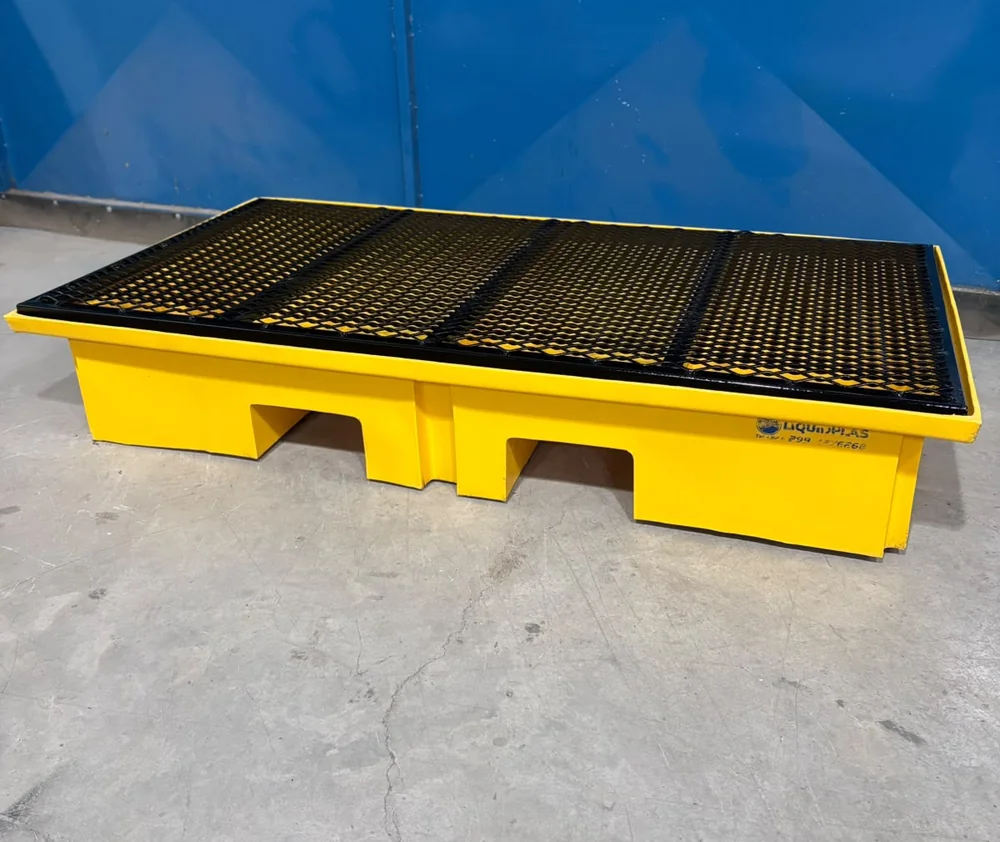 Batea antiderrame Liquidplas con rejilla en el taller