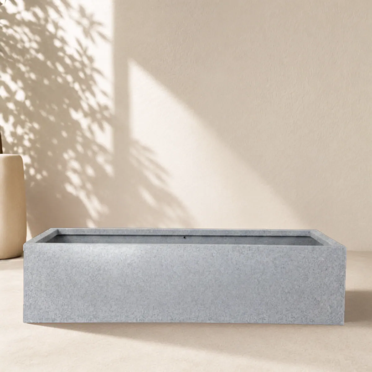 Maceta jardinera rectangular en símil piedra gris