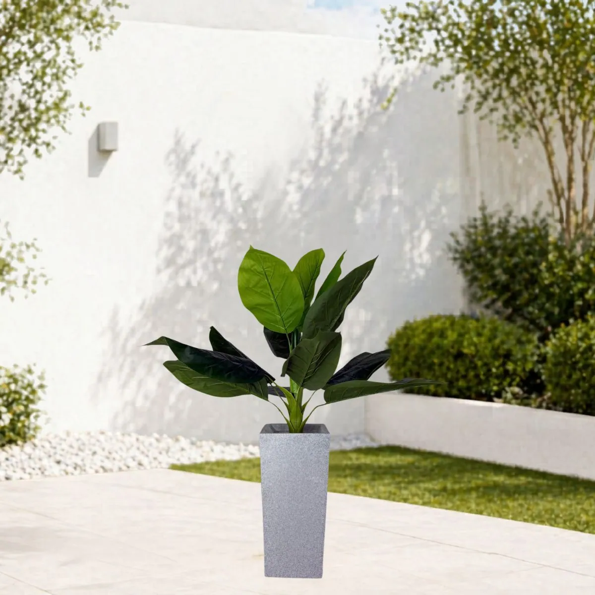 Maceta piramidal de 50 cm en símil piedra gris con una planta