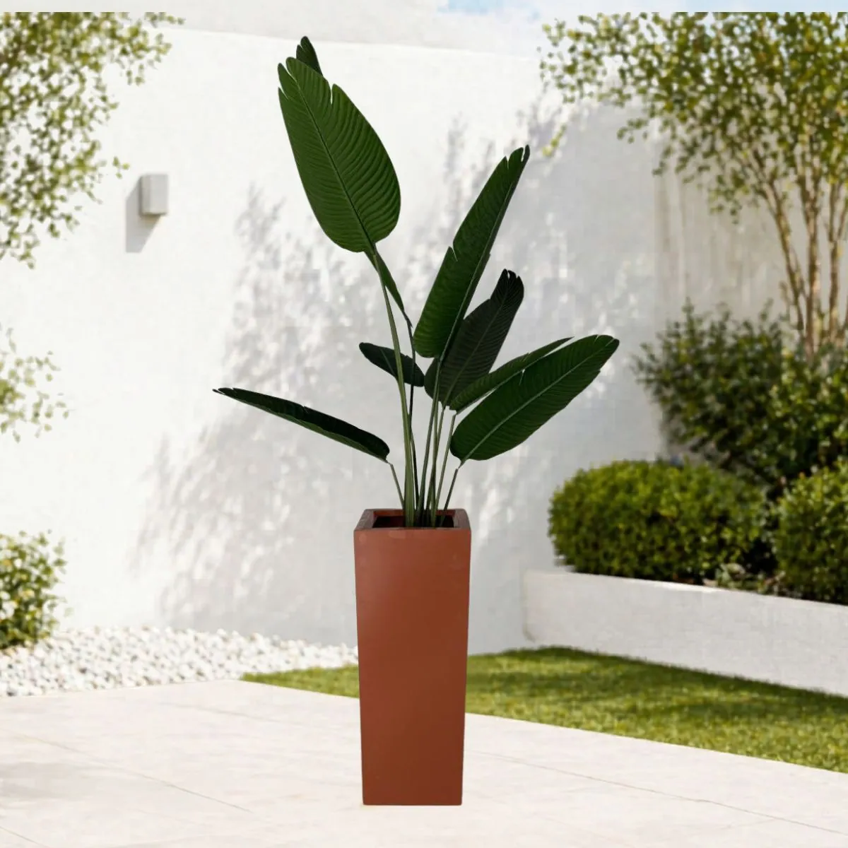 Maceta piramidal de 70 cm en terracota con una planta